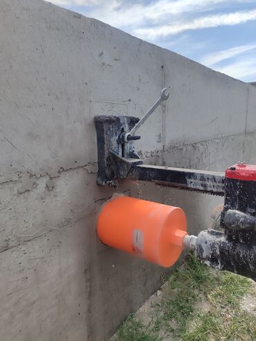 Вентиляторы: Белый настенный вентилятор с круглой лицевой панелью, предназначенный — 9