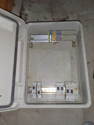 qutusu: Elektrik qutusu suya davamli,işlenmiş.icinde 4 eded avtomat ve 20 eded