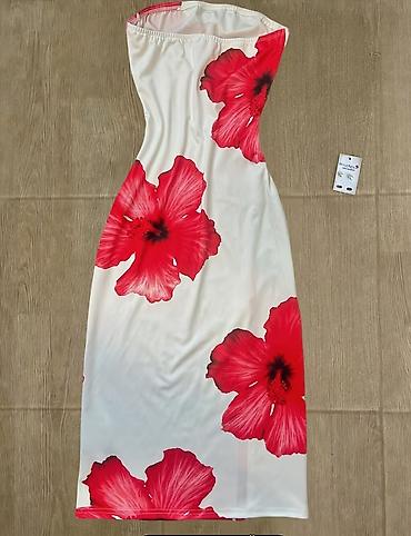 mexmer parca: Qolsuz, strapless uzun don – qırmızı iri hibiskus çiçəyi printi ilə — 1