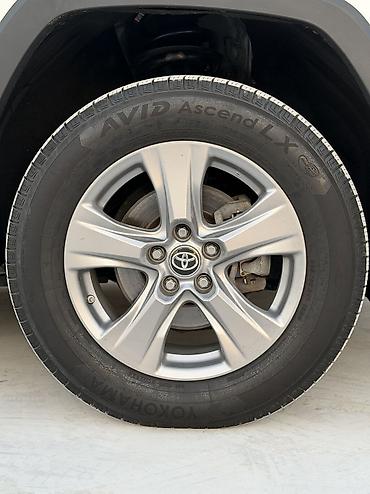 Toyota: Toyota RAV4: 2022 г., 2.5 л, Автомат, Гибрид, Внедорожник — 7