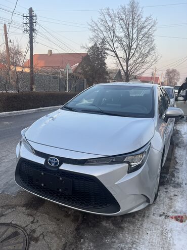 Toyota: Toyota : 2019 г., 1.8 л, Вариатор, Гибрид, Седан