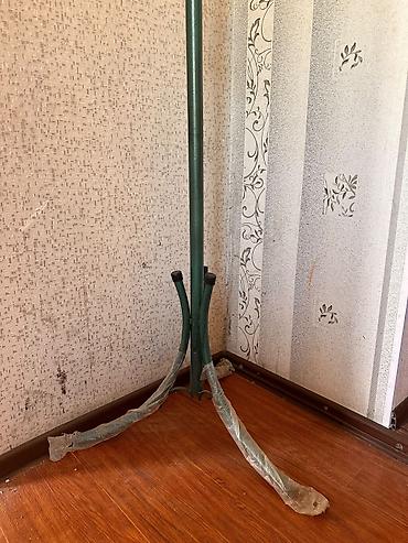 Уход и хранение одежды: Напольная металлическая вешалка для одежды - Материал: металл - Цвет — 1