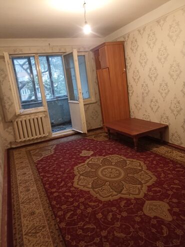 дом на продажу: Комната с балконом в квартире - Просторная комната прямоугольной