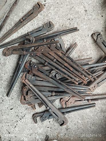 Инструменты для авто: Предлагается набор различных металлических гаечных ключей. В — 8