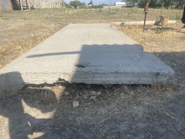 угловая насадка на дрель: Прямоугольная бетонная плита, выполненная из прочного бетона, имеет
