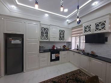 soba mebel ici: Ağ rəngli klassik üslubda mətbəx mebeli dəsti - Döşəmə boyu və divar — 1
