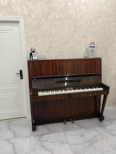 Upright piano – Oktava markası - Korpus: tünd qəhvəyi, parlaq taxta