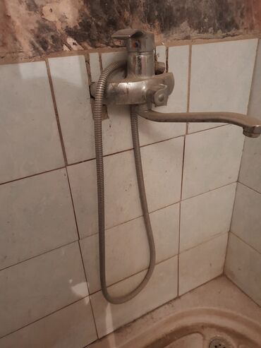 su kranti: Divar montajı üçün nəzərdə tutulmuş xrom rəngli hamam qarışdırıcısı