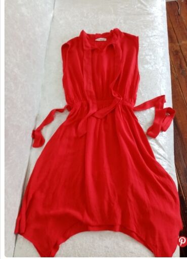 crni kratki prsluk: Crvena haljina može da se veže oko struka i vrata