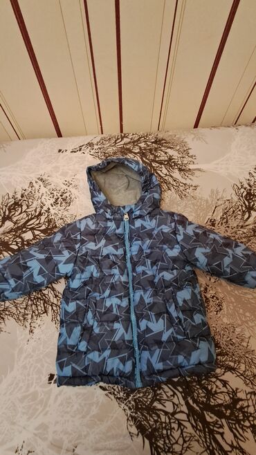 финская детская одежда: Uşaq üçün kapüşonlu qış gödəkçəsi. - Rəng və naxış: Mavi və tünd boz