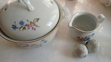 Фарфоровый набор для сервировки стола с цветочным декором и тонкой at lalafo.kg Фарфоровый набор для сервировки стола с цветочным декором и тонкой