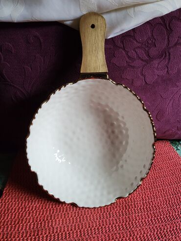 Cinija nova porcelanska sa drskom. Cinija sa drvenom drskom
