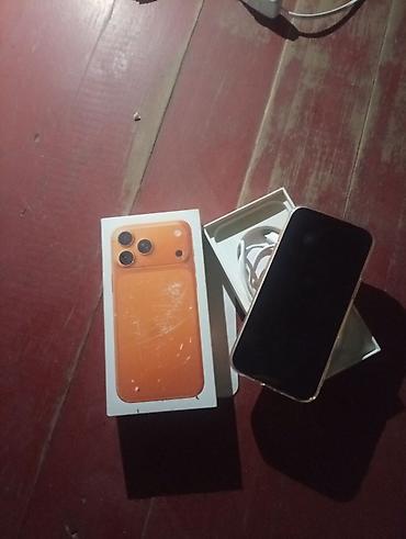 Смартфон с диагональю экрана ~6" в ярком оранжевом цвете. Корпус с