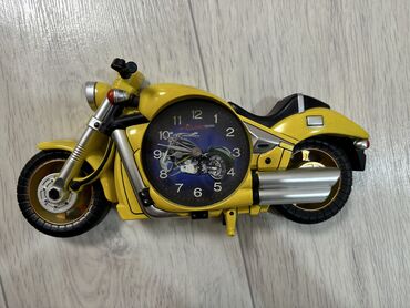 продаю наручные часы: Часы настольные мотоцикл на батарейке