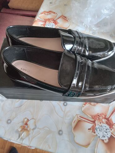 бордовые мужские мокасины: Qadın loafer ayaqqabıları – MNG - Rəng: qara, parlaq lak örtüklü -