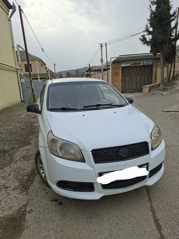 Ravon: Ağ rəngli 4 qapılı sedan. Xüsusiyyətlər: - Yanacaq növü: benzin - — 4