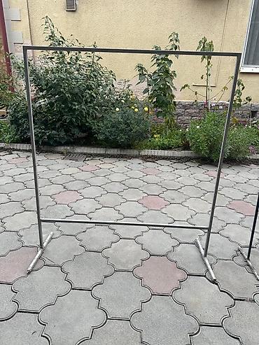 Кронштейны, стойки: Стильные стойки для одежды Все стойки в хорошем состоянии Высота — 7
