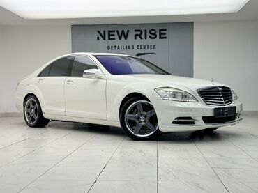 мерседес банан цена: Белый седан Mercedes-Benz с тонированными стеклами и спортивными