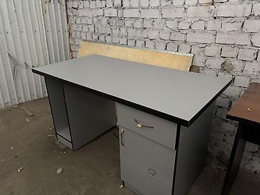 Офисные столы: Продаю офисные столы. Серый с задвижкой и шкафчиком, размер 90см х 70 — 2