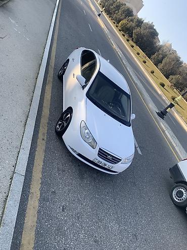avante: Hyundai Elantra sedan – ağ rəng, 4 qapı, şəhər və tras üçün praktik — 1