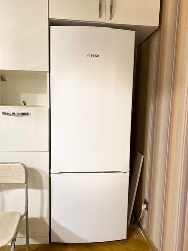 Mikrodalğalı sobalar: Bosch ikiqat qapılı soyuducu. - Rəng: ağ, minimal dizayn, ön hissədə