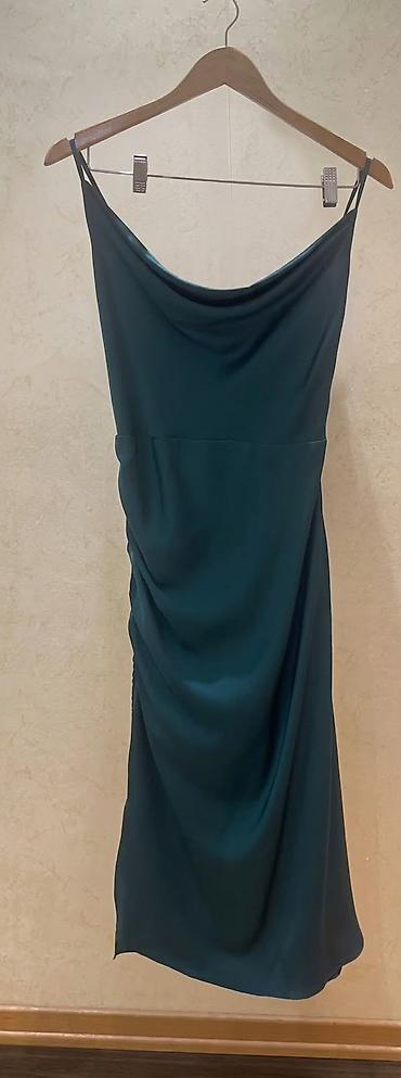 Zümrüd-yaşıl rəngdə qadın paltarı - Model: slip-stil, nazik saplaqlı -