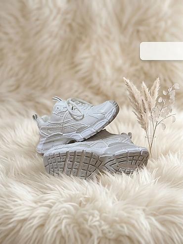ağ krasovka: Ağ rəngli unisex idman ayaqqabısı - Dizayn: Həcimli (chunky) siluet — 2