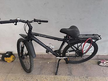 трек марлин 6: Northrock XC6 dağ velosipedi. Velosiped qara rəngdədir və şəhərdaxili — 6