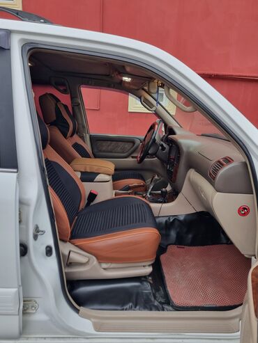 Toyota: Toyota Land Cruiser 2002 – baxımlı, əziyyət görməyib. Ağ rəngdədir — 10