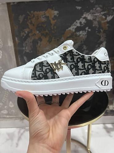 Patike: Predobre patike 
Vel 36 do 40 
Cena 4500 din — 16