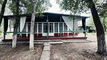 дом на дереве: Сдаётся деревянный домик с верандой для отдыха. Планировка и спальные — 5