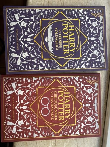 Digər kitablar və jurnallar: Bu kitab dəsti "Harry Potter və Fəlsəfə Yoldaşlığı" və "Harry Potter