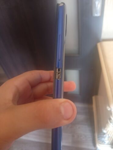 samsung note 500: Bu, iki arxa kamera və barmaq izi skaneri olan mavi rəngli