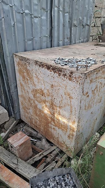 dəmir baklar: Metal konstruksiyalı, düzbucaqlı formalı çən. Üst hissəsində — 3