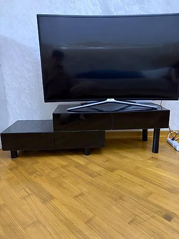 Mebel: Qara, parlaq səthli modul TV stendi - Dizayn: İki səviyyəli