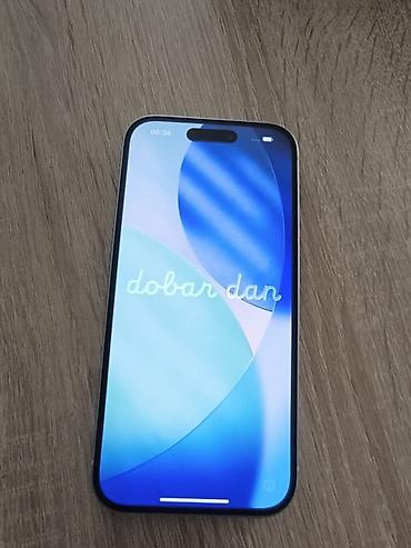 male kamere: Apple iPhone 15 – plavi ekran pozadine, boja kućišta svetla (verzija — 1