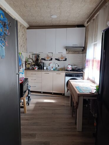 аренда продажа недвижимости: 2 otaqlı mənzil – mətbəx və qonaq otağı mebellə Təsvir: - İşıqlı
