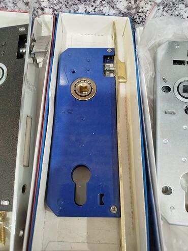 qapi ucun vinil: Daxili qapılar üçün mortiz tipli qapı kilidi - Korpus: metal, mavi