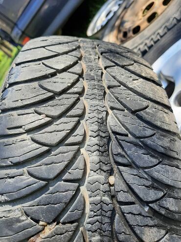 Gume i felne: 4 komada alu felne r15, sa 2 skoro nove i 2 polovne zimske gume. Na — 26
