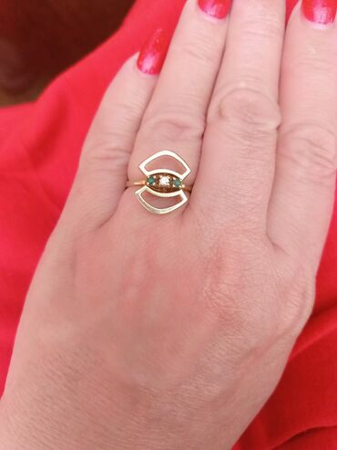 обручалное кольцо: Кольцо высшей 700 пробы.Вставки изумруды и бриллиант.Вес 5,5 гр.Размер