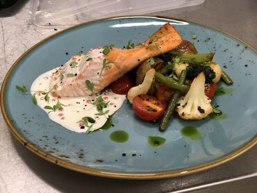 Повара: Шеф повар богатый опыт работы более 12 лет. Работал в Москве элитных — 5