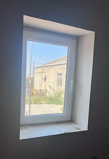 plastik gapi: PVC pəncərə çərçivəsi və torlu açılan qanad - Material: ağ rəngli PVC — 1