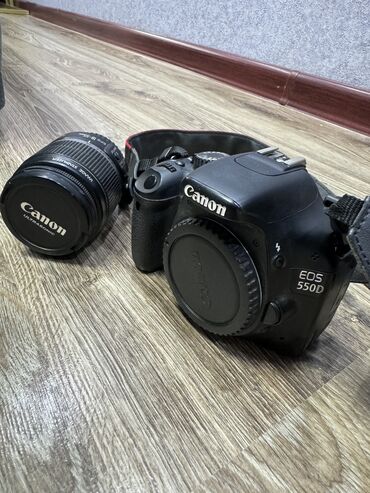 Фотоаппараты: Продаю фотоаппарат CANON 550D. Объектив немного сломан, но полностью