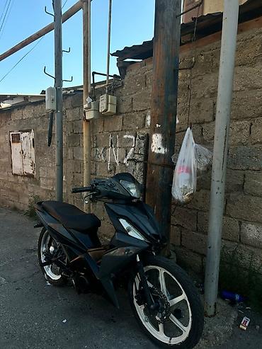 elektrikli cross motor: Sport üslublu skuter-tipli motosiklet - Kuzov: agressiv dizaynlı qara — 2