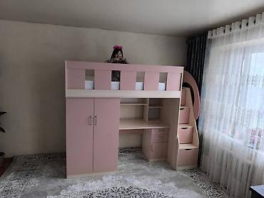 Двухъярусные кровати: Кровать-чердак, выполненная в светлых тонах с розовыми вставками — 8