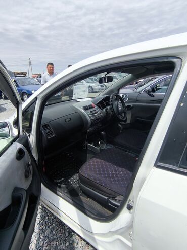 возьму в аренду торговое помещение: Honda Fit: 2003 г., 1.3 л, Автомат, Бензин, Хэтчбэк
