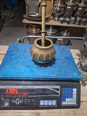 Digər qab-qacaq və mətbəx ləvazimatları: Dəstə daxilində müxtəlif ölçülü və formalı mis həvənglər və əzgilər — 6