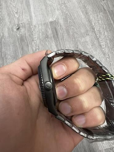 saat aksesuarları: Qara rəngli metal qolbaqlı mexaniki qol saatı. Saatın siferblatı boz — 2