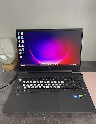 Игровой ноутбук HP Victus в строгом тёмно-сером корпусе. Подходит для