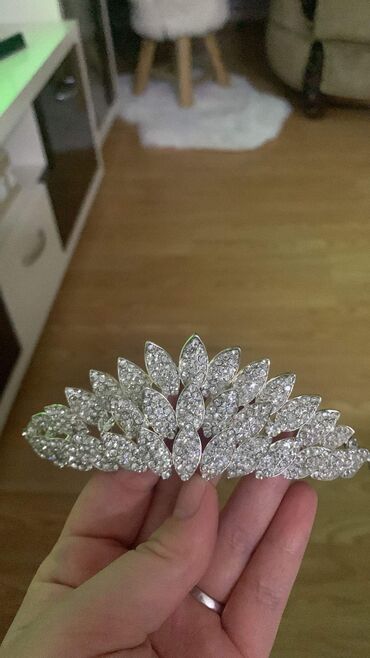 Aksesoari za kosu: Krune sve po 1400din na lalafo.rs — 5 Aksesoari za kosu: Krune sve po 1400din — 5